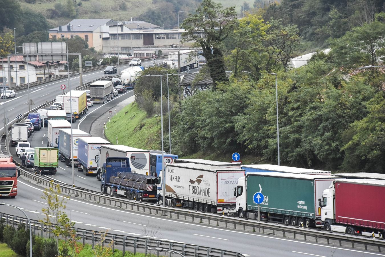 El incendio de de un camión que transportaba paja ha obligado el cierre de la N-1 a la altura de Irura, en dirección Irun