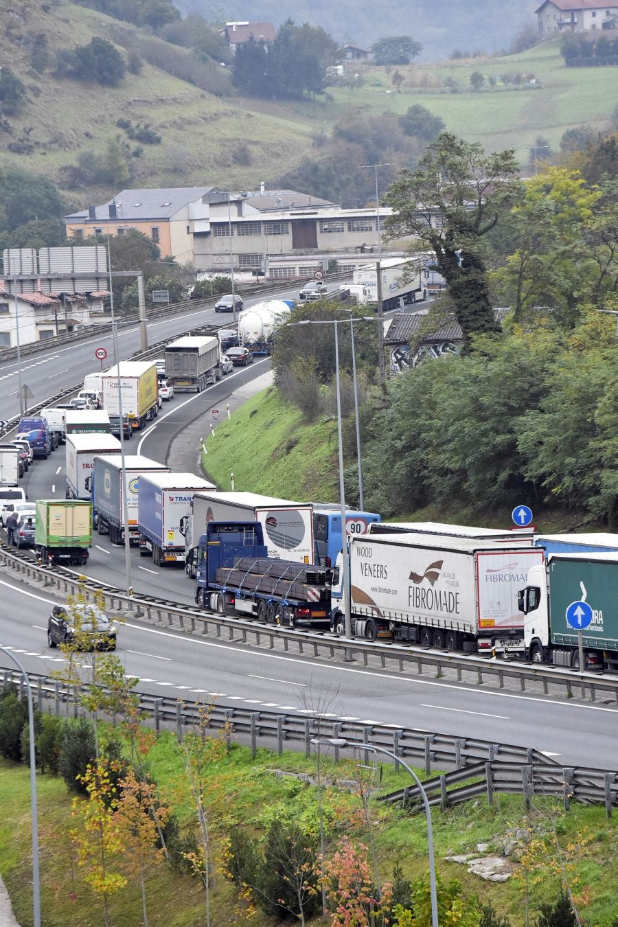 El incendio de de un camión que transportaba paja ha obligado el cierre de la N-1 a la altura de Irura, en dirección Irun