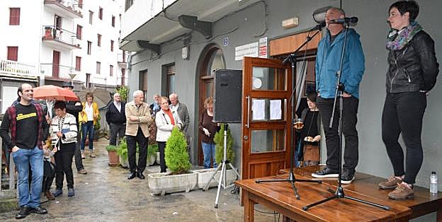 Ohitura jarraituz, mahai gainetik kantatu zuten Egañak eta Iguaranek.