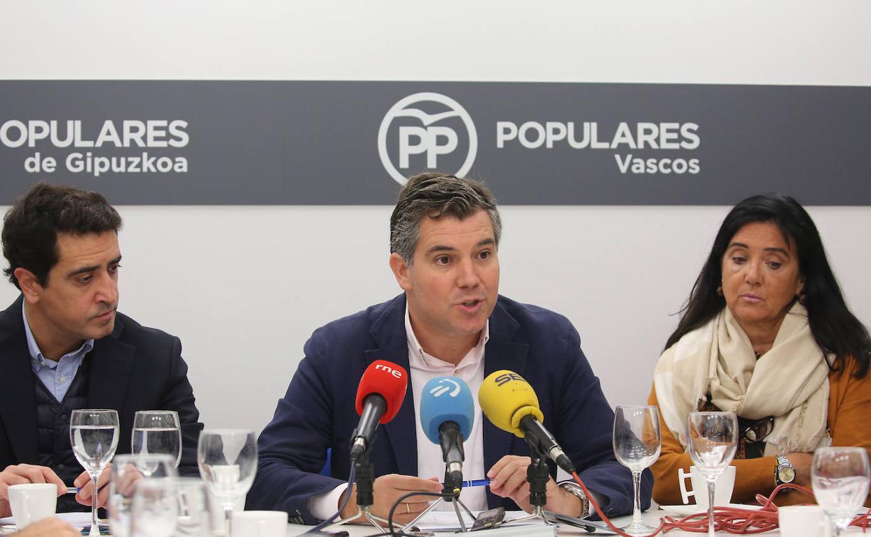Murguiondo, Arcauz y Guerra, durante la rueda de prensa en la sede del PP de Donostia. 