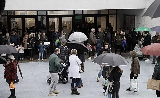 Alumnos y padres de Jesuitak de Donostia, a la salida de calse.