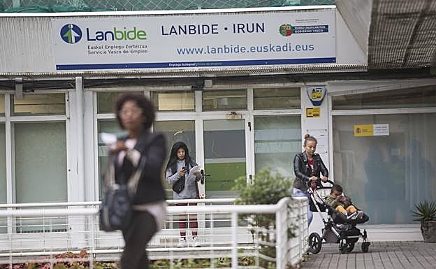 Varias personas entran en la oficina de Lanbide en Irun. 