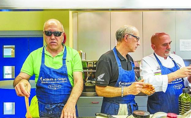 Cocinar a ciegas preparará patatas a la riojana.