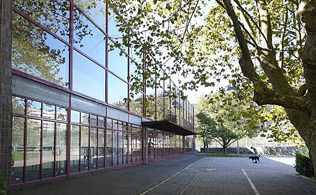 Fachada de entrada del polideportivo Gasca en el que juegan el IDK Gipuzkoa, Bera Bera y Delteco GB.