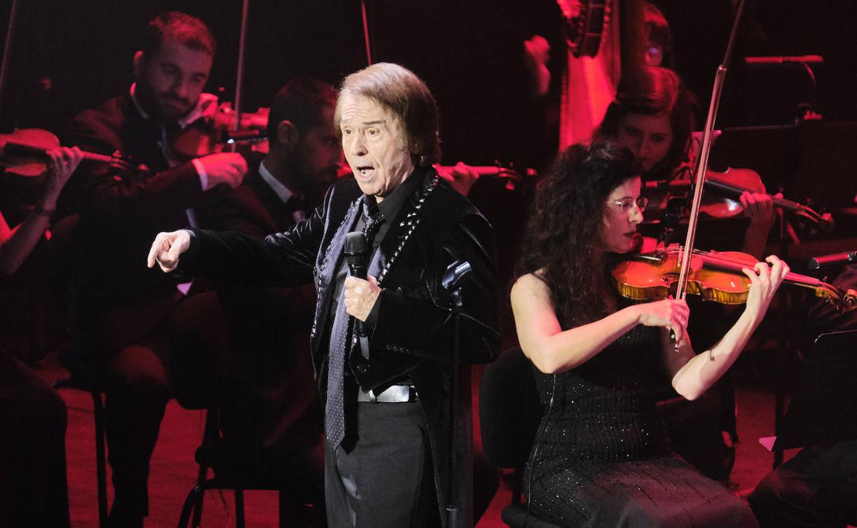 Raphael volvió a deleitar al público que acudió a ver el recital en su vuelta al Kursaal.