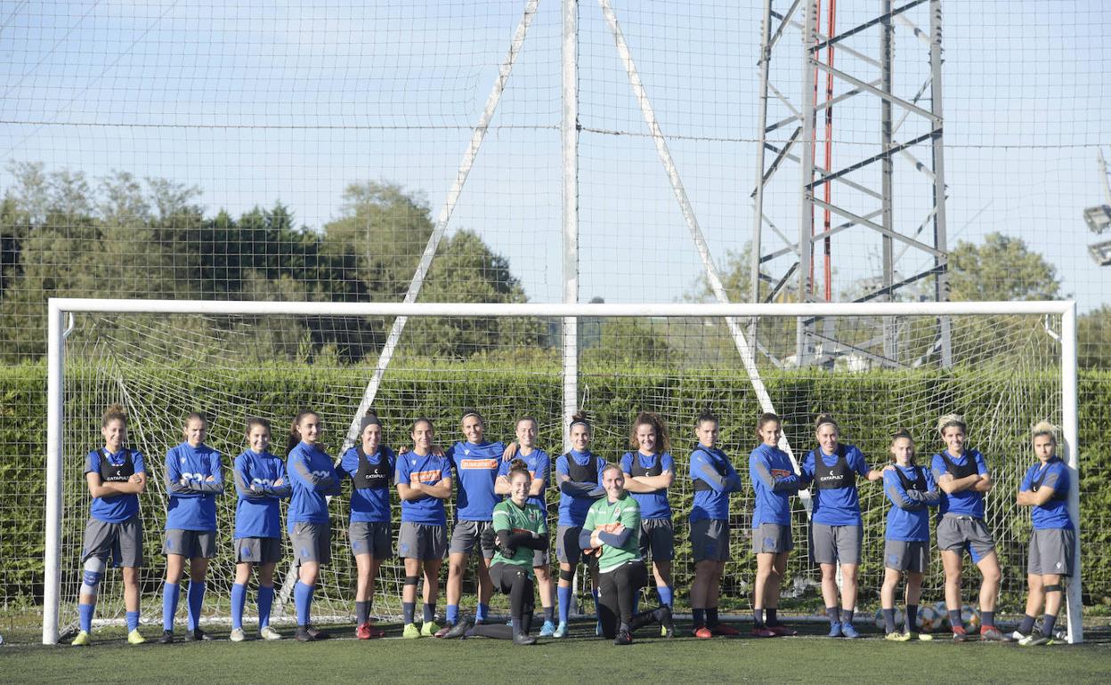Manu Lareo, Mirari Uria, Elene Viles, Laida Balerdi, Itxaso Uriarte, Lucía Rodríguez, Maddi Torre, Bárbara Latorre, Marta Cardona, Nerea Eizagirre, Leire Baños, Sara Olaizola, Nuria Mendoza, Claudia Blanco, Iraia Iparragirre y Carla Bautista, con Adriana Nanclares y Mariasun Quiñones (porteras) delante, antes del entrenamiento.