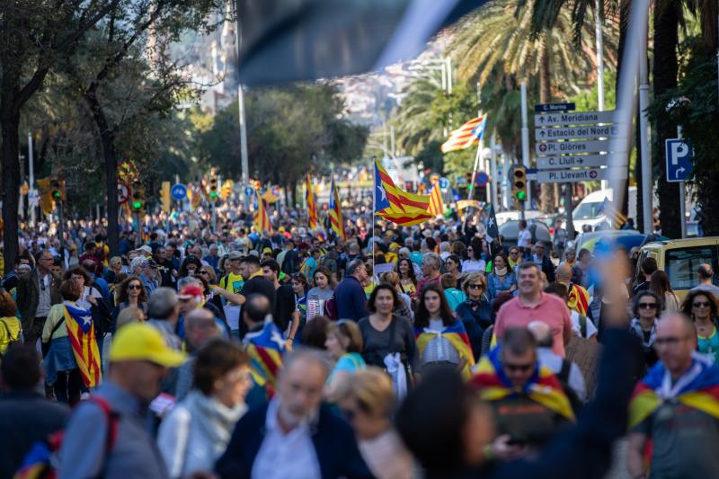 Miles de personas se concentran en Barcelona para protestar por la sentencia del 'procés'.