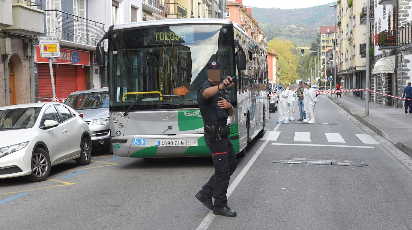 Fotos: Un joven es apuñalado en un autobús en Andoain