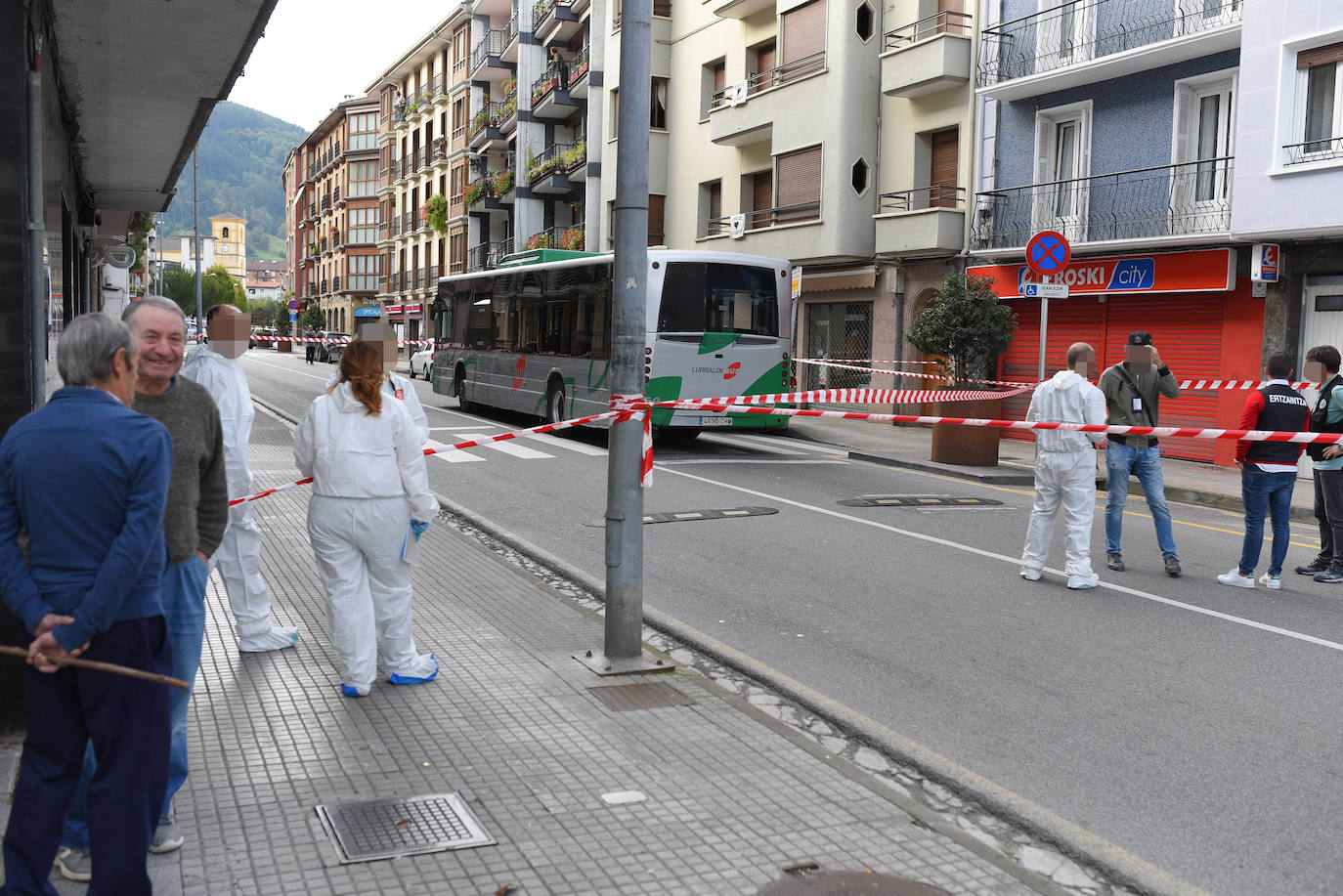 Fotos: Un joven es apuñalado en un autobús en Andoain