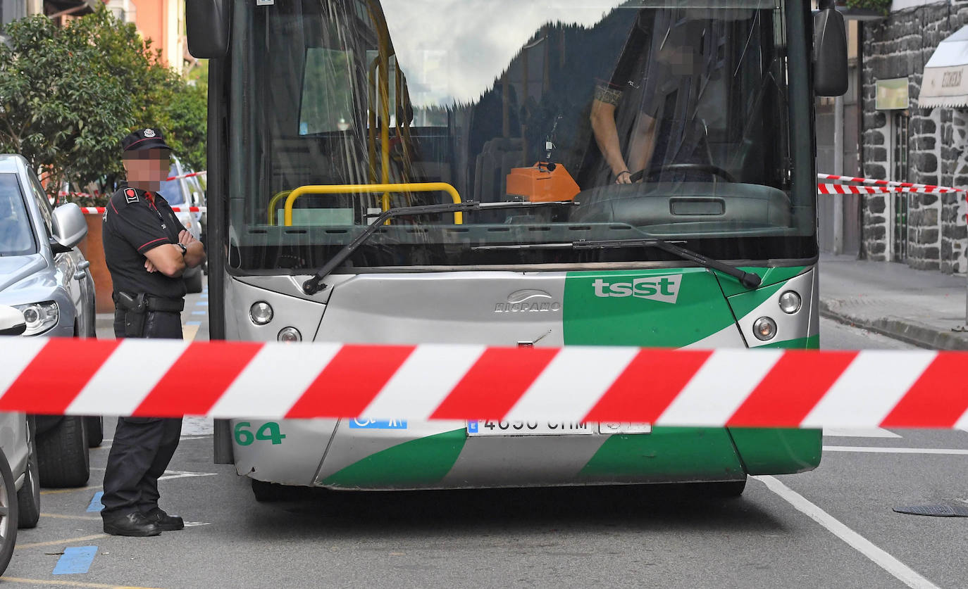Fotos: Un joven es apuñalado en un autobús en Andoain