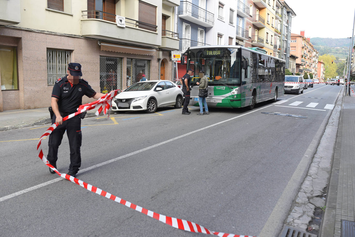 Fotos: Un joven es apuñalado en un autobús en Andoain