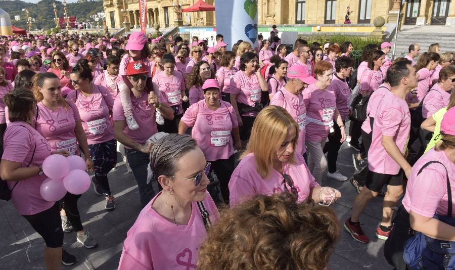 El rosa ha teñido las calles de Donostia. 
