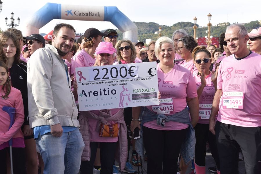 El rosa ha teñido las calles de Donostia. 