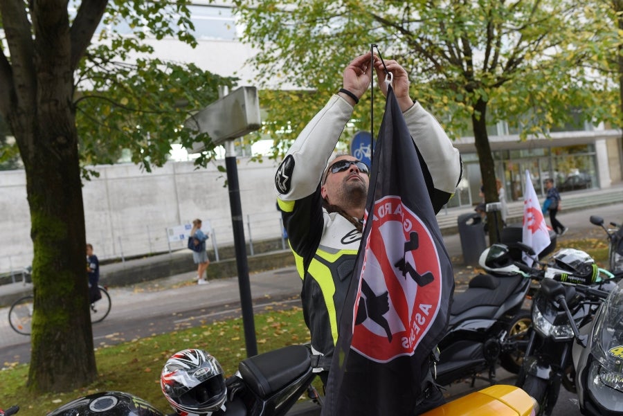 Fotos: Decenas de moteros protestan contra el mal estado de las carreteras