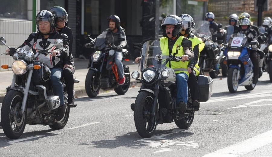 Fotos: Decenas de moteros protestan contra el mal estado de las carreteras