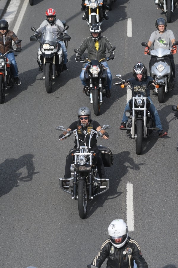 Fotos: Decenas de moteros protestan contra el mal estado de las carreteras