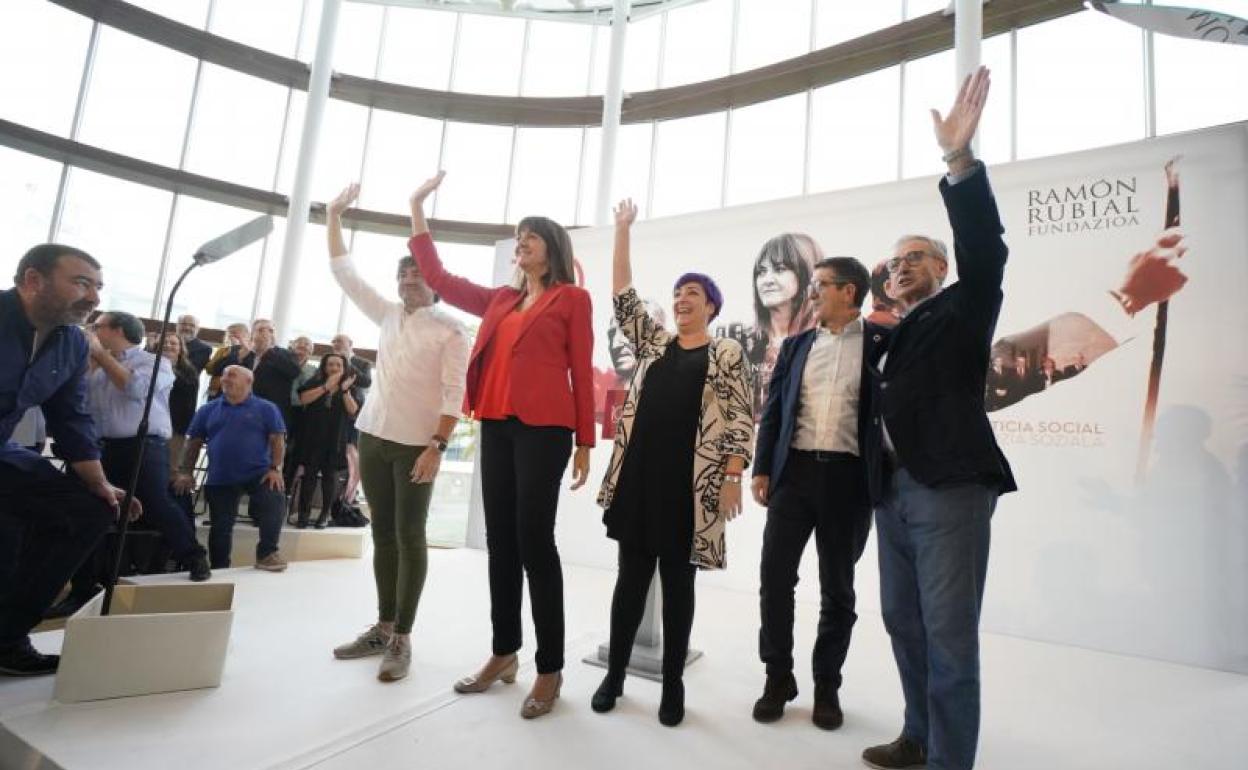 Anduez, Mendia, Gardiazabal, López y Jáuregui saludan a los asistentes al acto en el Parque Tecnológico de Miramón. 