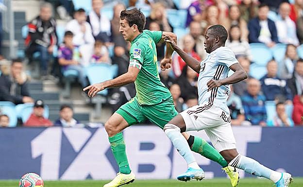 Mikel Oyarzabal en una acción del partido en Balaídos. 