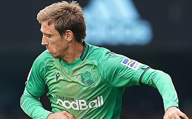 Monreal controla el balón en una acción llena de plasticidad. 