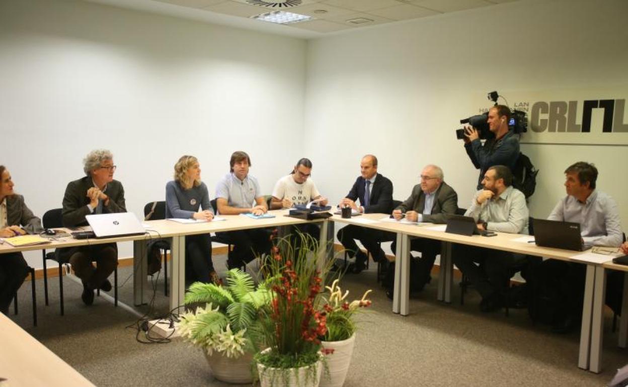 Representantes del CRL, sindicatos y patronales en la sede bilbaína del organismo público