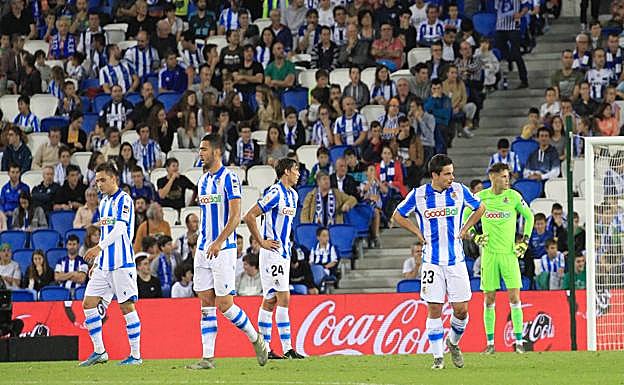 Decepción de los realistas tras encajar el segundo gol. 
