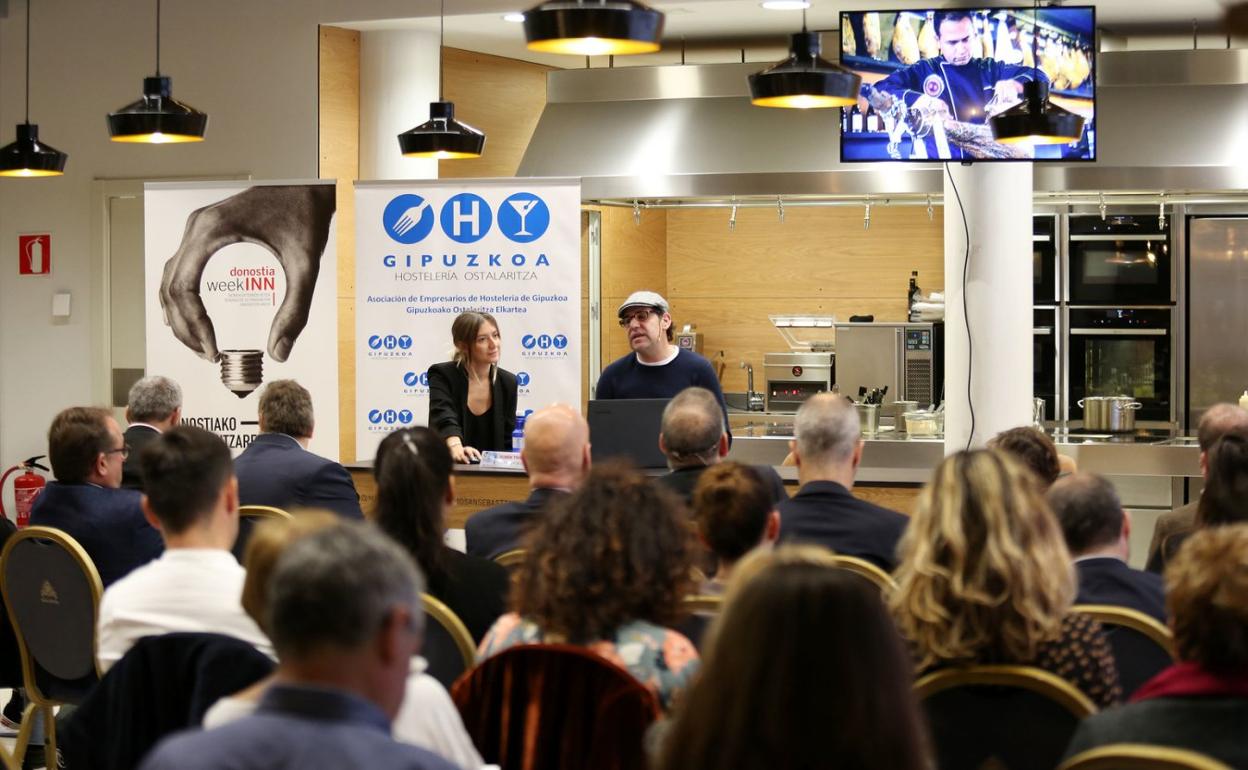 La ponencia del cocinero Rubén Trincado versó sobre el liderazgo, la gestión de equipos y la transmisión de conocimiento.