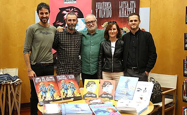 De izquierda a derecha, Alex Macho, Garluk, Gregorio Muro Harriet, Yurre Ugarte y Joseba Larratxe. 