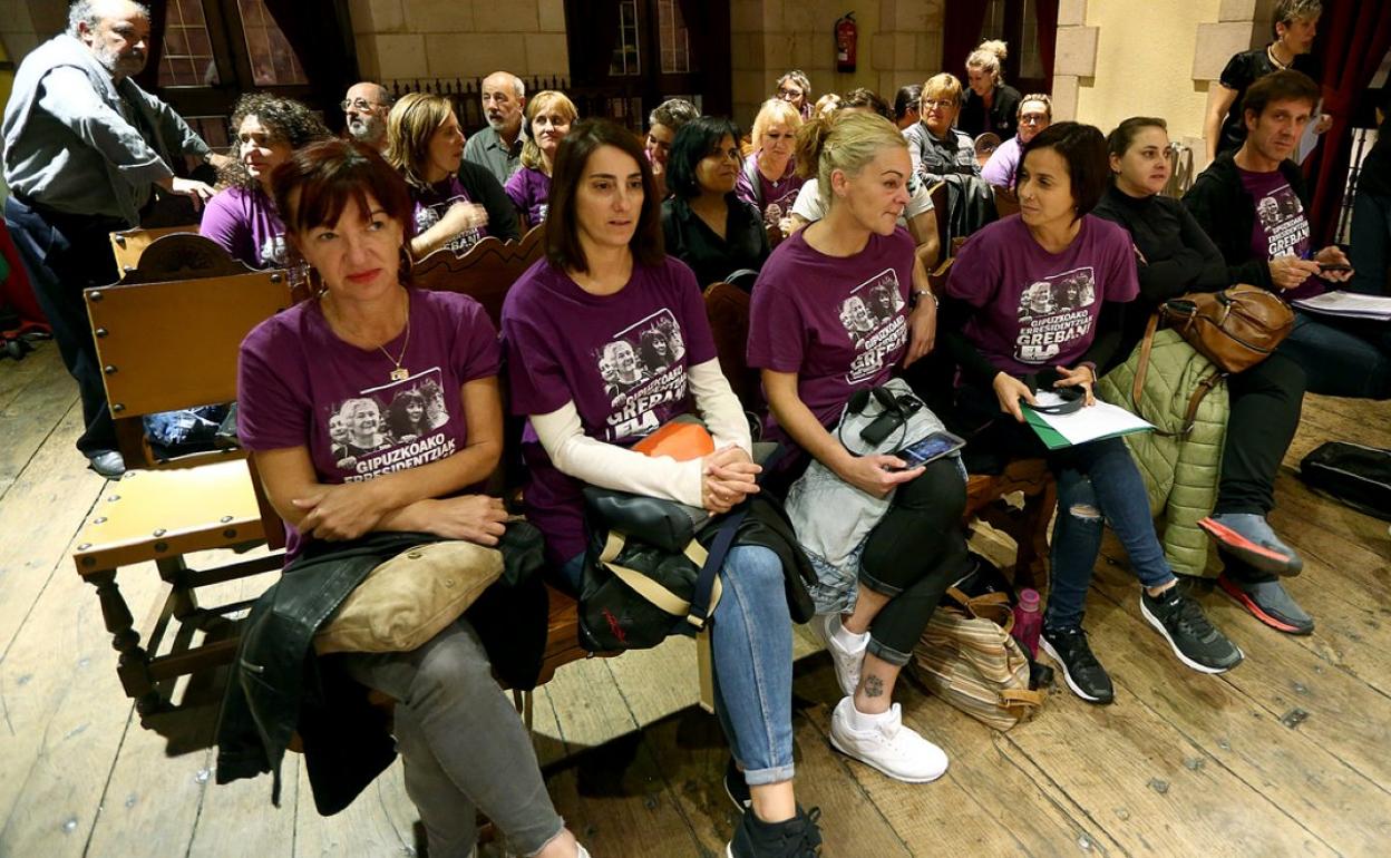 Trabajadoras de residencias acudieron al pleno.