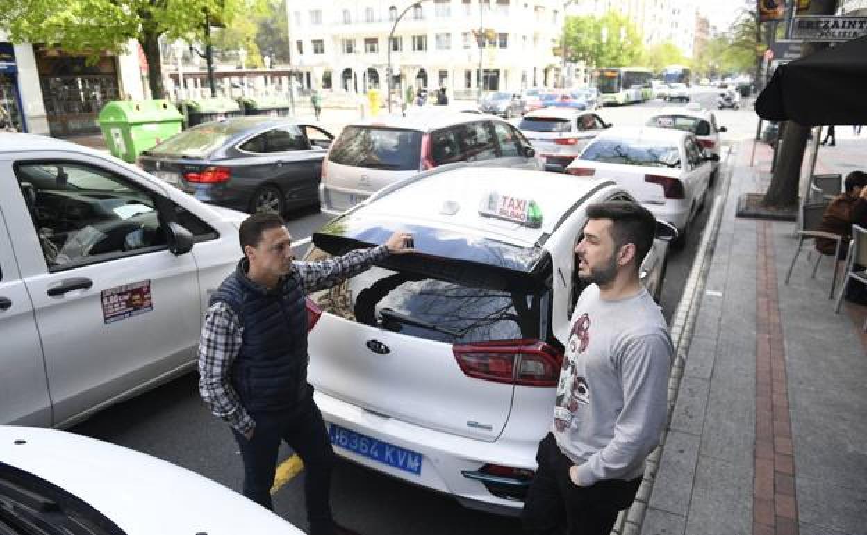 Dos taxistas conversan en Bilbao 