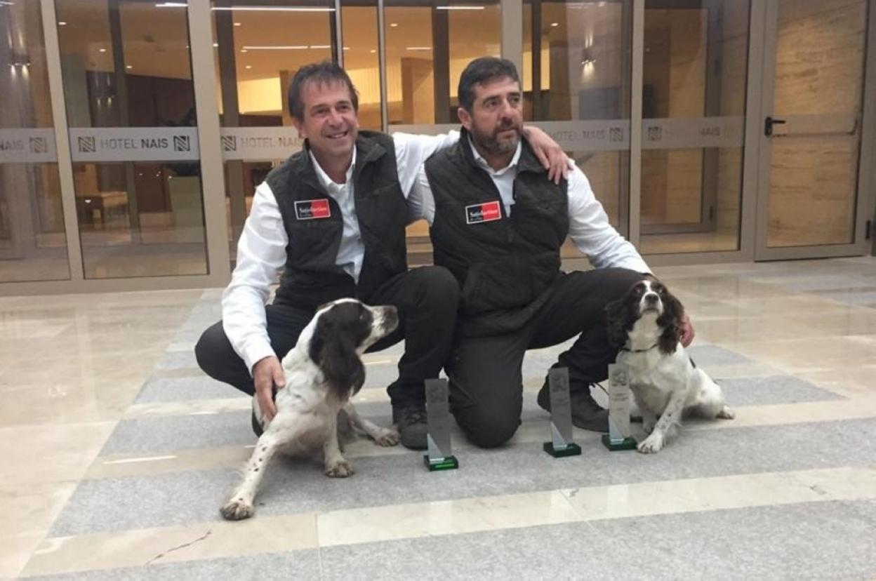 Josu Bernaras y Carlos Tiburcio, con los ejemplares que compitieron en el Mundial.