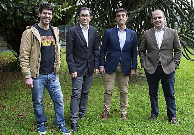 Paulo, Airaudo, Jose Mari Aizega, Javier Zorrilla y Benjamín Lana, en el exterior de El Diario Vasco.