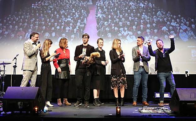 Josemi Beltrán y Miriam Cabeza presentaron la gala a la que acudieron tres de los directores premiados, David Muñoz, Norma Vila y Peter Callow.