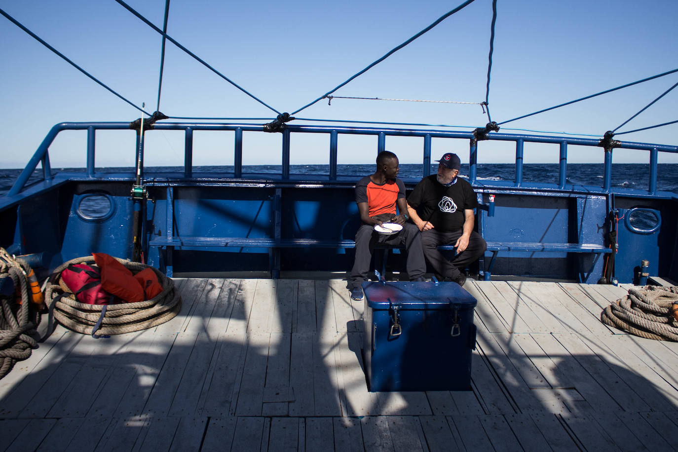 La tripulación del 'Aita Mari' este domingo se lo tomó con calma y navegó tranquila con el propósito de cumplir el calendario que se había fijado y entrar este lunes en el puerto de Lesbos. 