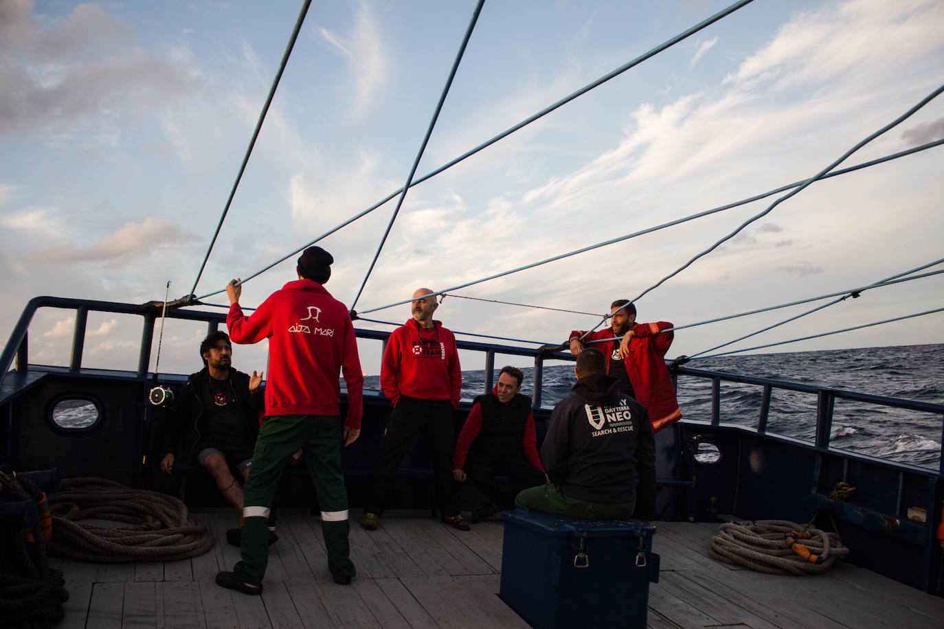 La tripulación del 'Aita Mari' este domingo se lo tomó con calma y navegó tranquila con el propósito de cumplir el calendario que se había fijado y entrar este lunes en el puerto de Lesbos. 