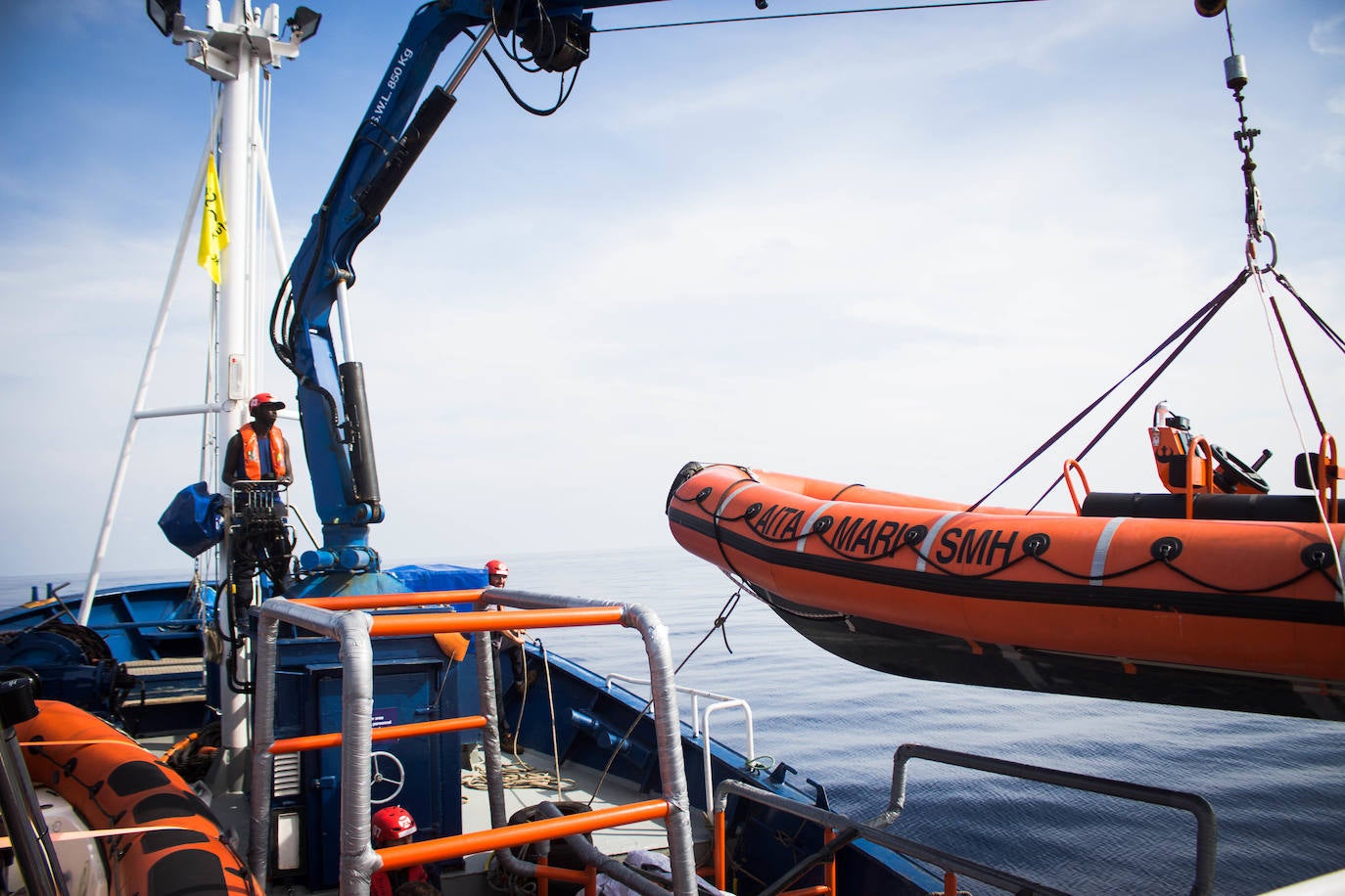 La tripulación del 'Aita Mari' este domingo se lo tomó con calma y navegó tranquila con el propósito de cumplir el calendario que se había fijado y entrar este lunes en el puerto de Lesbos. 