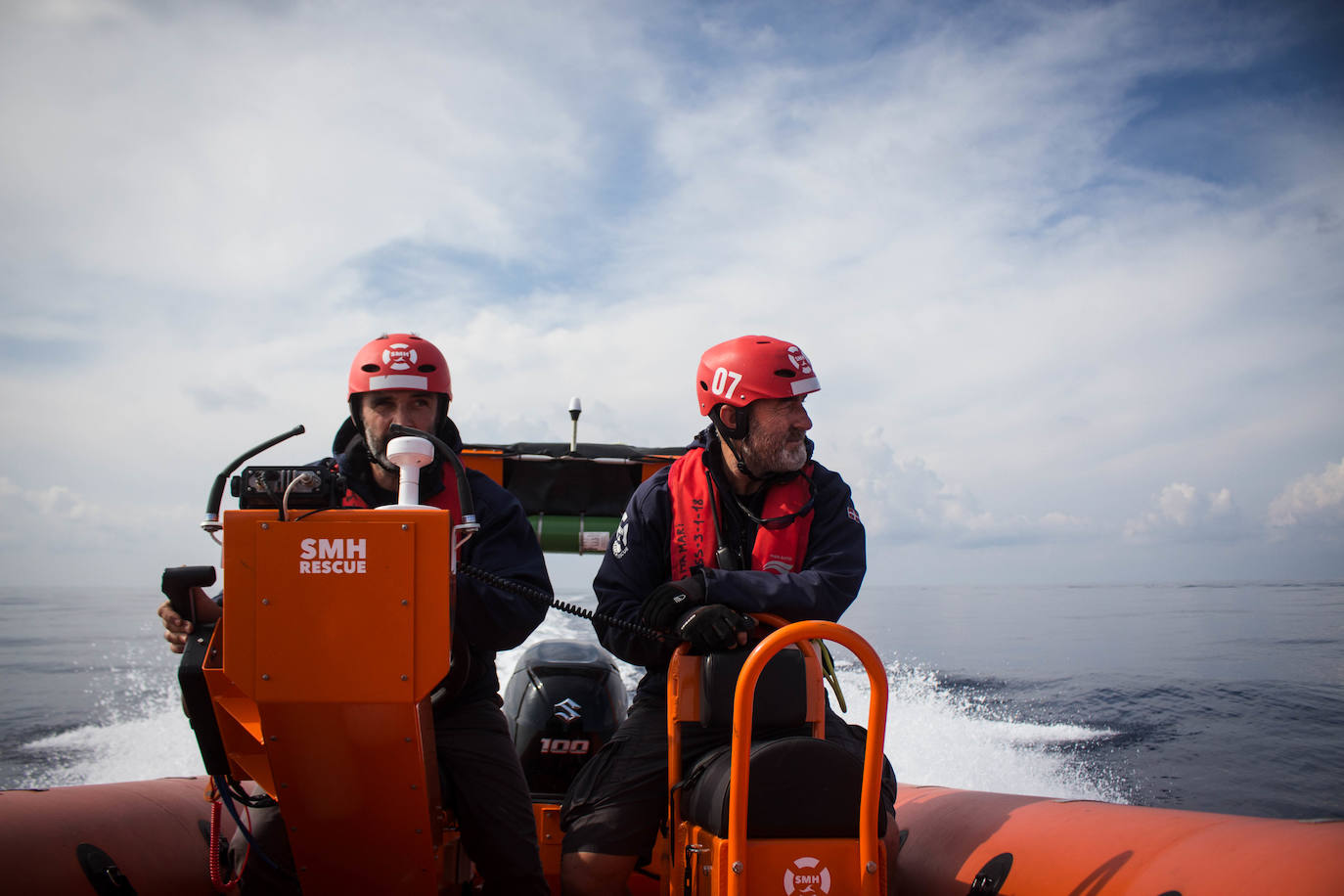 La tripulación del 'Aita Mari' este domingo se lo tomó con calma y navegó tranquila con el propósito de cumplir el calendario que se había fijado y entrar este lunes en el puerto de Lesbos. 