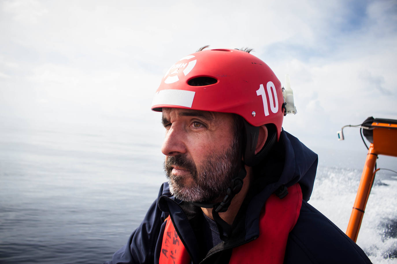 La tripulación del 'Aita Mari' este domingo se lo tomó con calma y navegó tranquila con el propósito de cumplir el calendario que se había fijado y entrar este lunes en el puerto de Lesbos. 