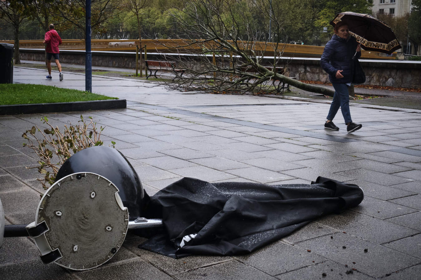 Fotos: El temporal de viento y olas deja numerosas incidencias en Gipuzkoa