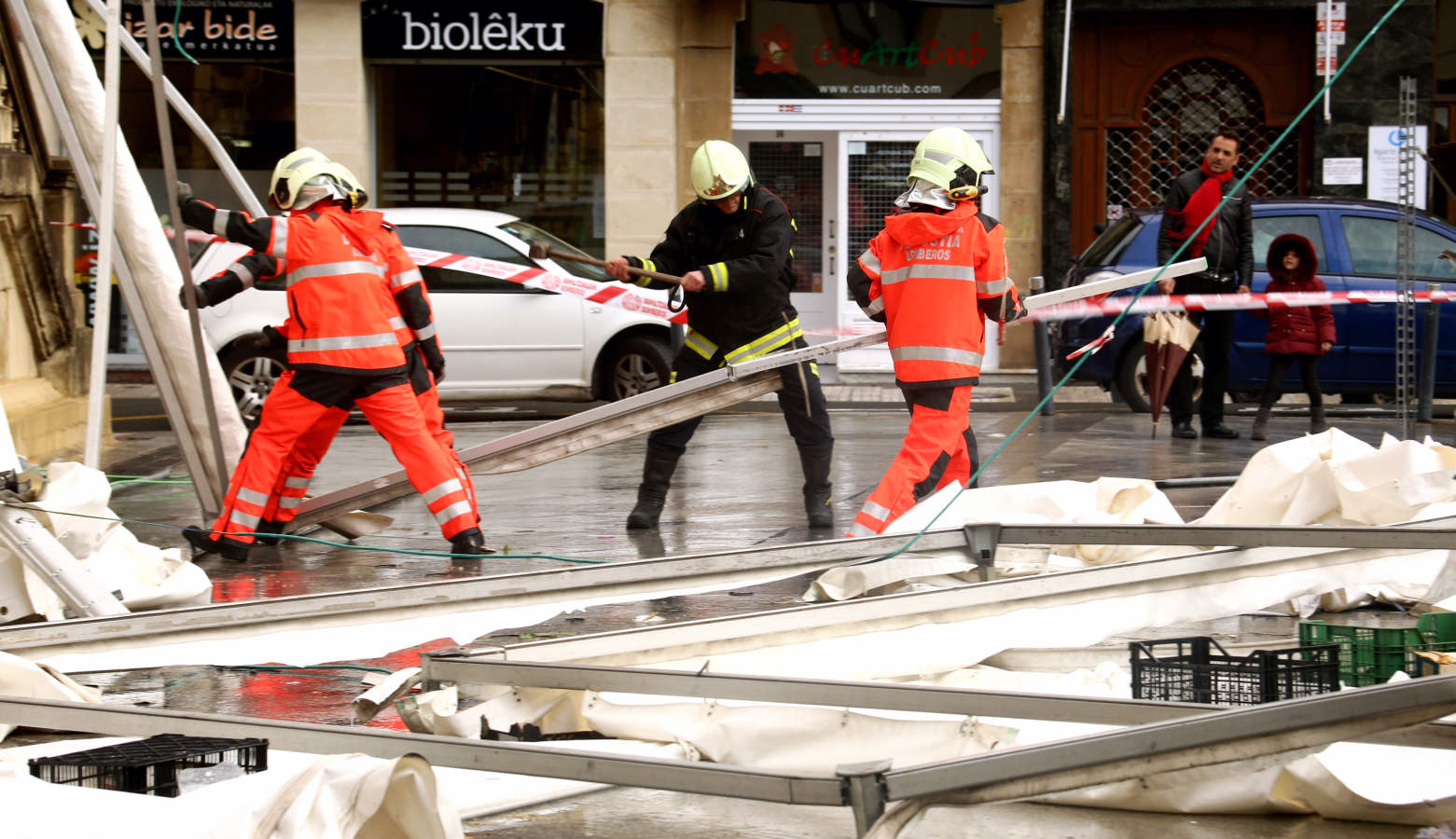 Fotos: El temporal de viento y olas deja numerosas incidencias en Gipuzkoa