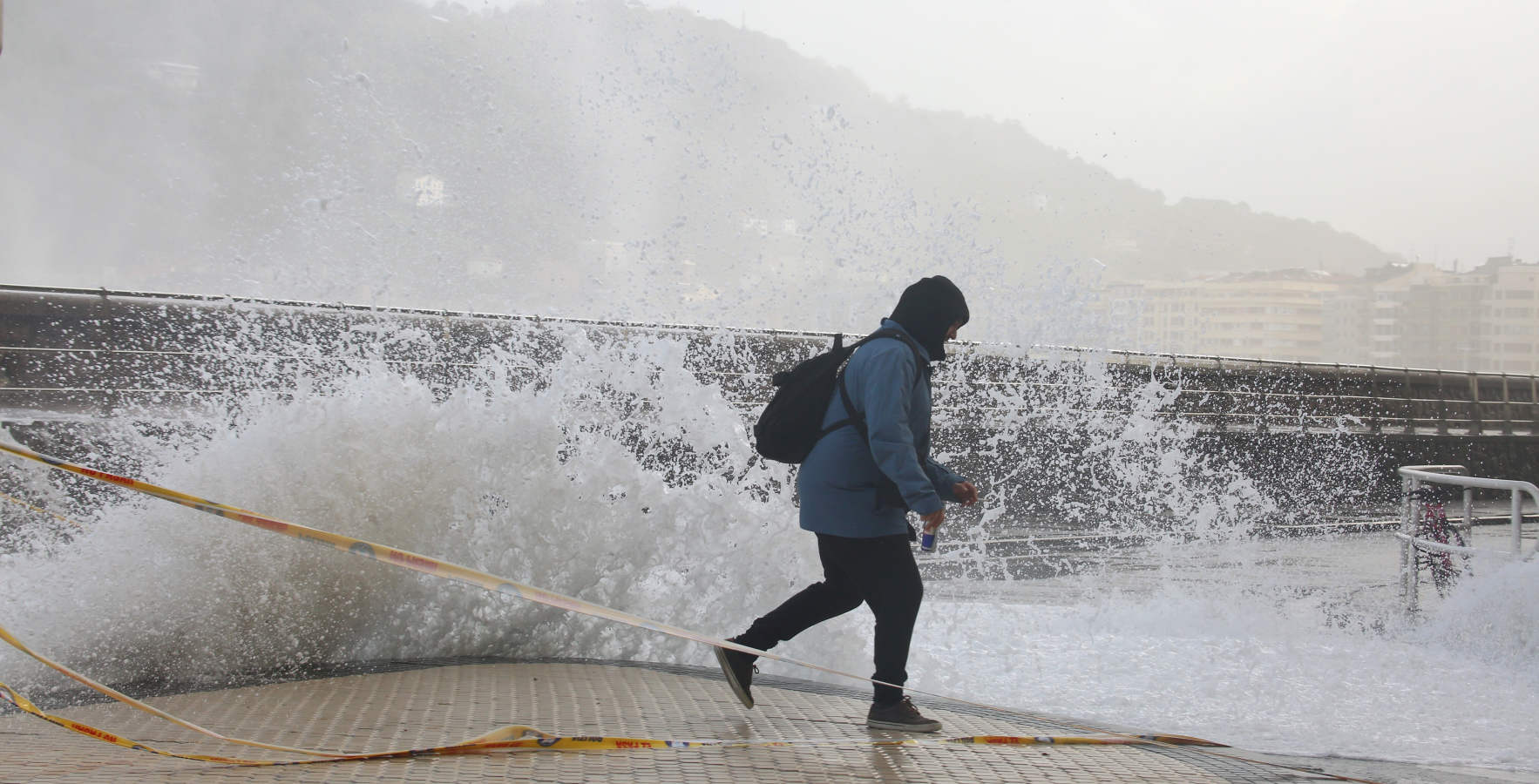 Fotos: El temporal de viento y olas deja numerosas incidencias en Gipuzkoa