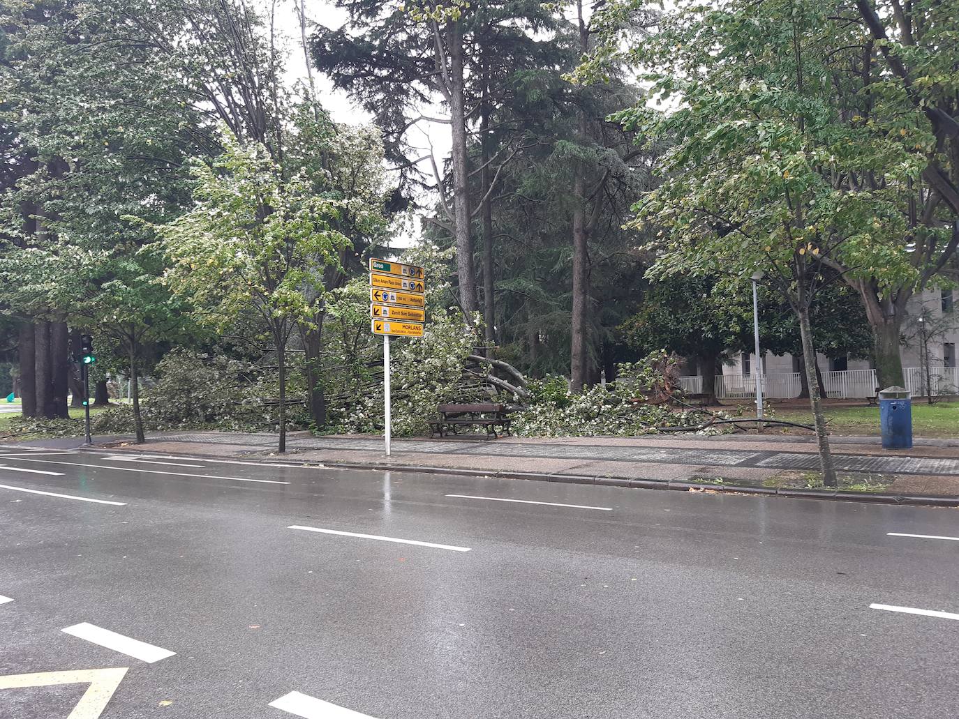 Fotos: El temporal de viento y olas deja numerosas incidencias en Gipuzkoa