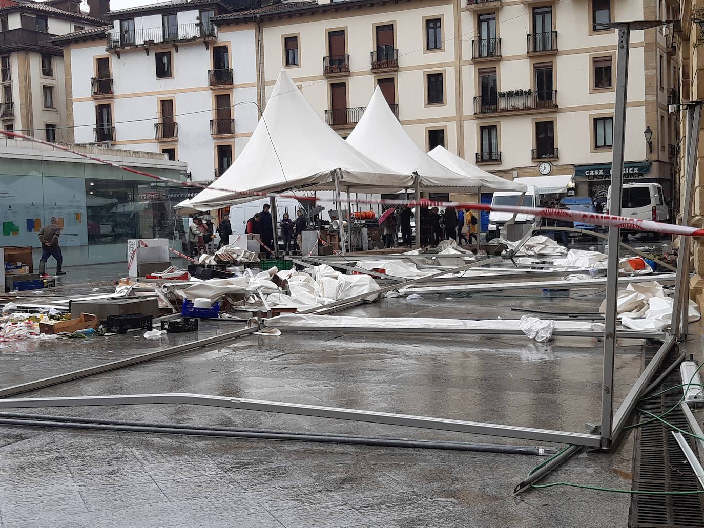 Fotos: El temporal de viento y olas deja numerosas incidencias en Gipuzkoa