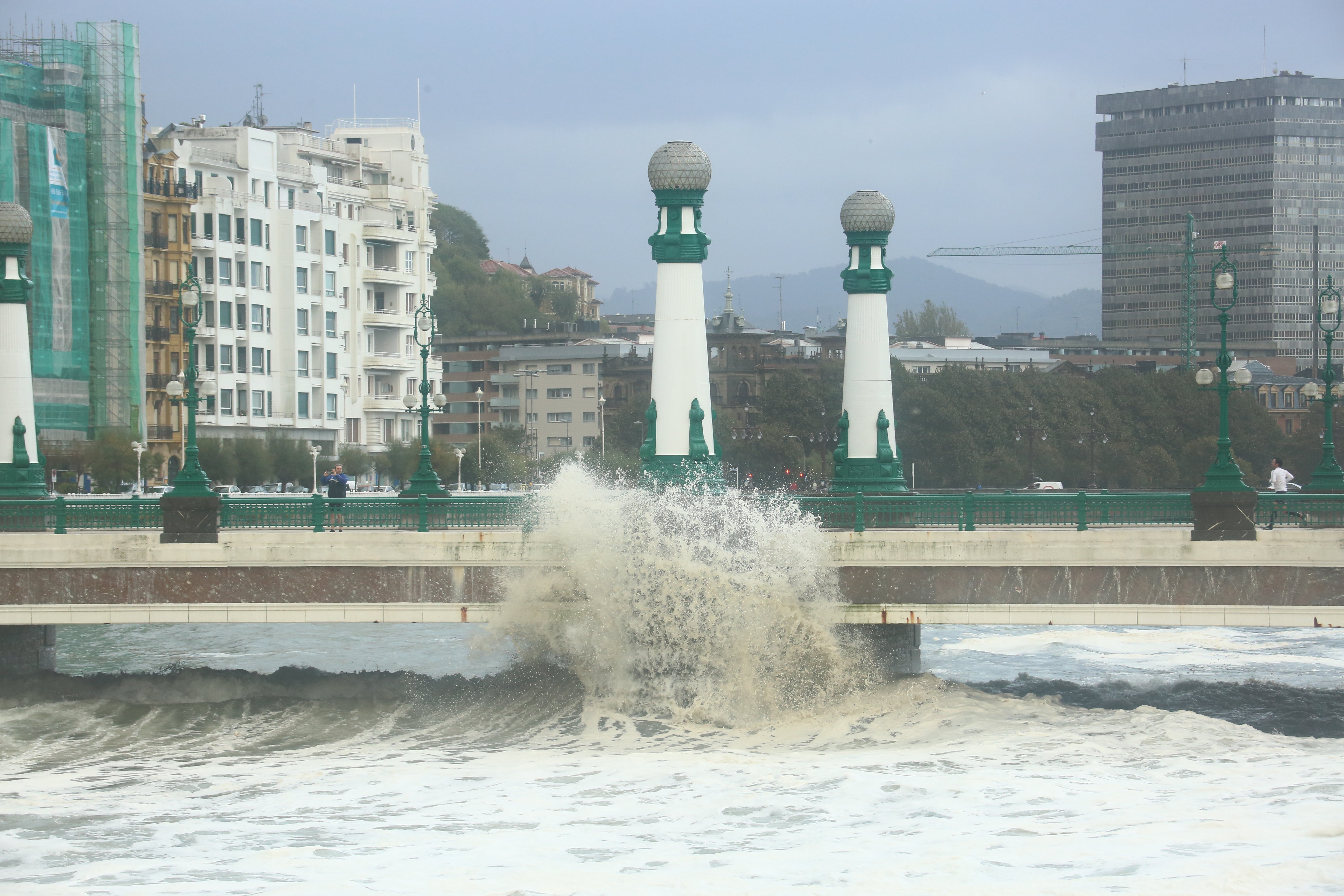 Fotos: El temporal de viento y olas deja numerosas incidencias en Gipuzkoa