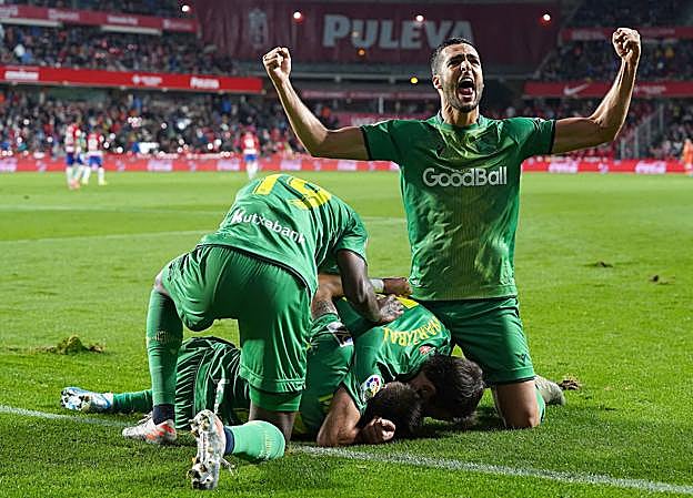 Isak, Portu, Oyarzabal y Merino celebran el segundo tanto del murciano sobre el verde de Los Cármenes. 