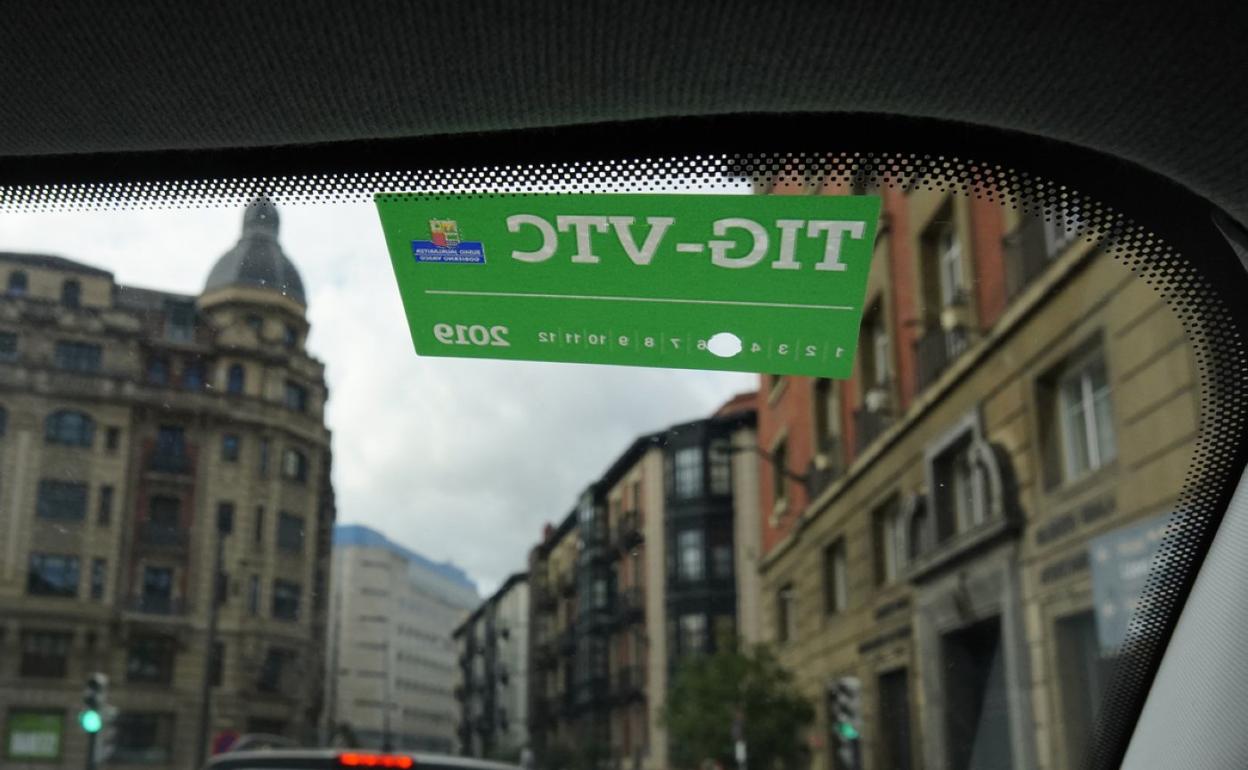 Un Uber en Bilbao, con el distintivo de VTC en la luna delantera.