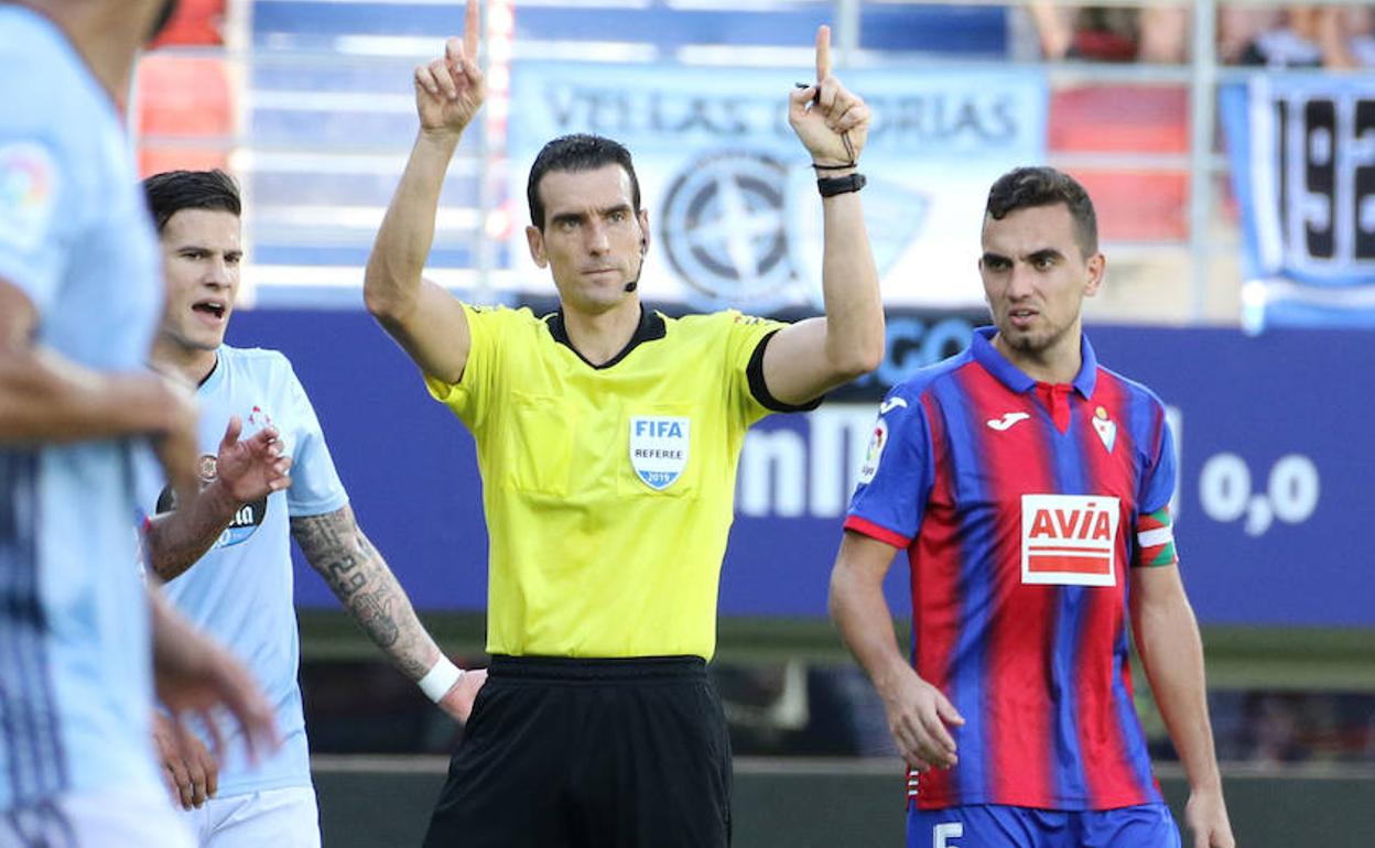 Martínez Munuera en un partido de esta temporada en Ipurua.