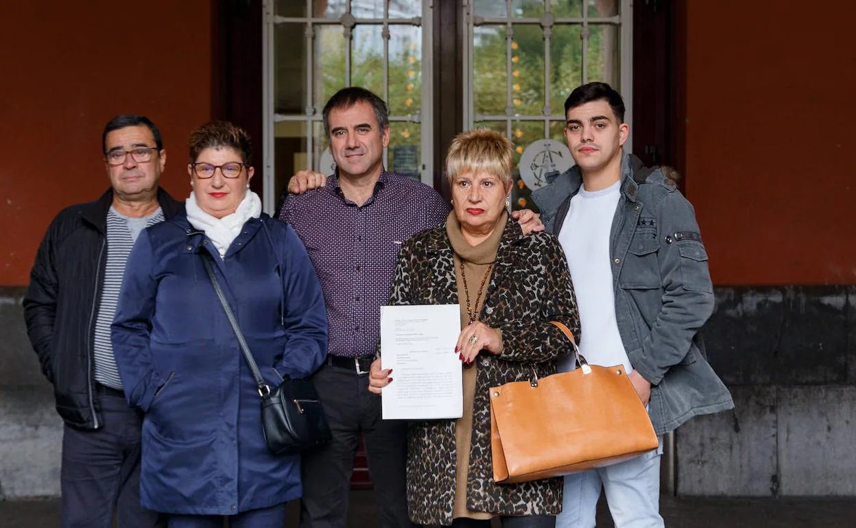 La familia de Rakel López sostiene una copia de la sentencia. Les acompaña el alcalde de Eibar, Miguel De los Toyos. 