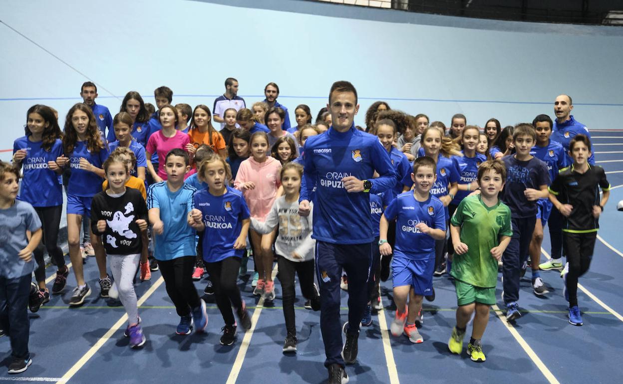 Iraitz Arrospide, junto a los jóvenes de la escuela de atletismo de la Real Sociedad. 