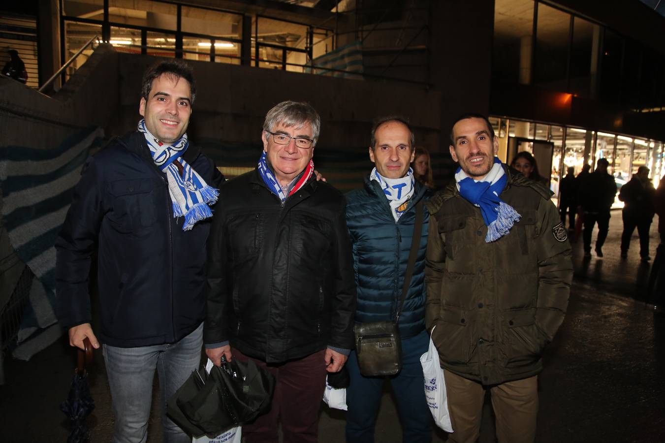 Miles de aficionados han acudido a Anoeta para presenciar el partido a pesar de la lluvia.