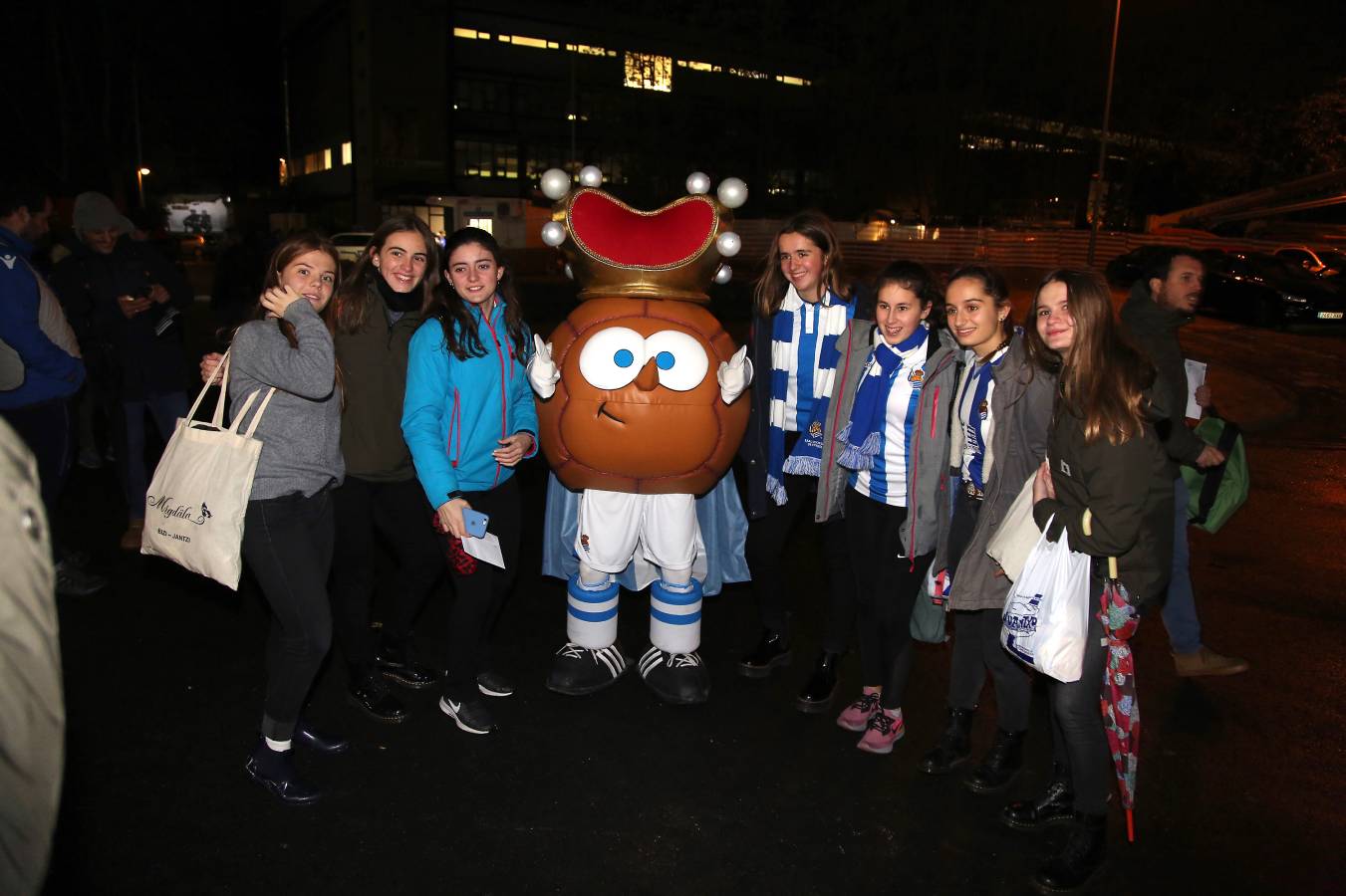 Miles de aficionados han acudido a Anoeta para presenciar el partido a pesar de la lluvia.